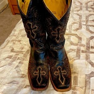 Ariat Mens boots. Size 11D. Barely worn.